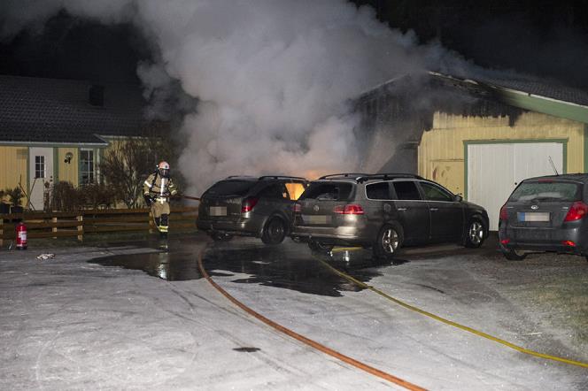 Bilbrand spred sig till garage i Dyvelsten utanfr Forshaga