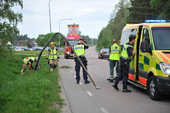 Bil krde in lyktstolpe i Karlstad