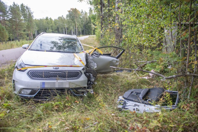 En till sjukhus efter att personbil kolliderade med träd