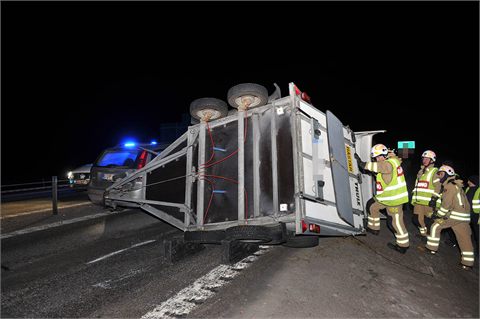Bil med hästsläp i olycka på E18 vid Väse