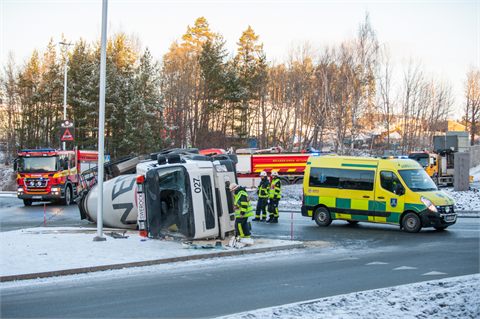 Lastbil välte i Stäket