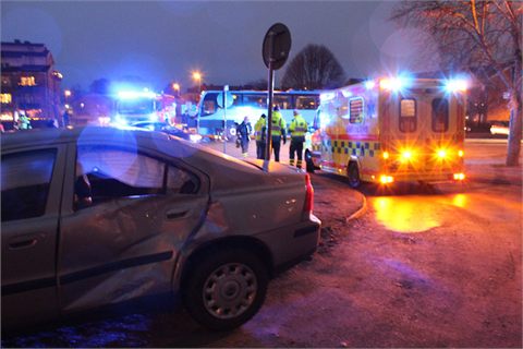 Buss och personbil i olycka i Skara