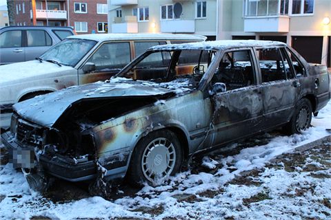 Bil förstörd i brand i Skara