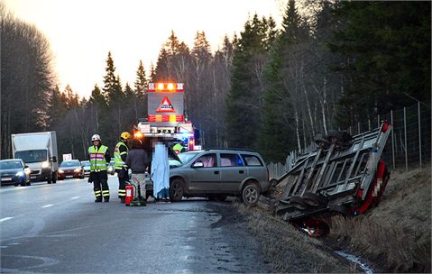Personbil med släp i olycka på riksväg 49