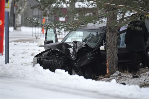 Bilist i krock med träd i Ransäter