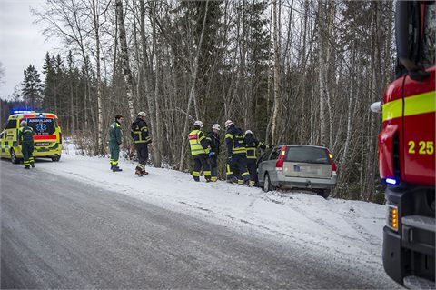 Bil körde in i träd utanför Avesta