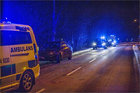 Två bilar i krock - en av förarna misstänks för brott