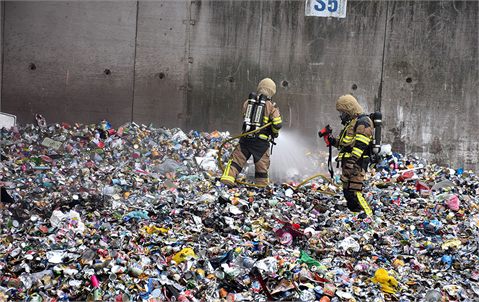 Brand på återvinningsanläggning