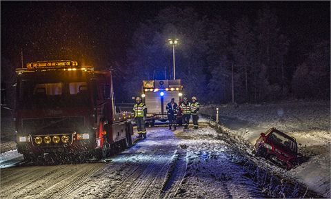 Bil körde av vägen utanför Hedemora