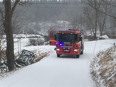 Bil voltade på länsväg 863 utanför Östra Husby
