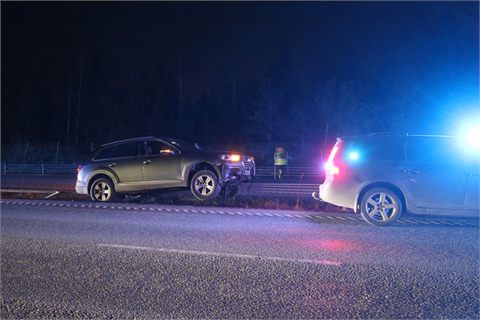 Bil körde in i vajerräcket i Täby