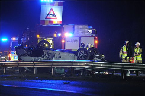 Bil voltade på E18 utanför Karlstad- två till sjukhus
