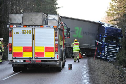 Lastbil körde in i bergvägg i Molkom