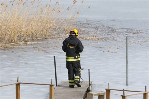 Skridskoåkare genom isen i Bålsta
