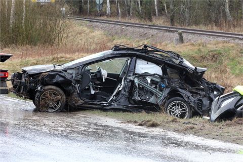 Bil påkörd av tåg – två skadade