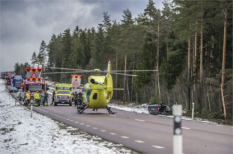 Bil voltade och fattade eld på rv 68 utanför Avesta