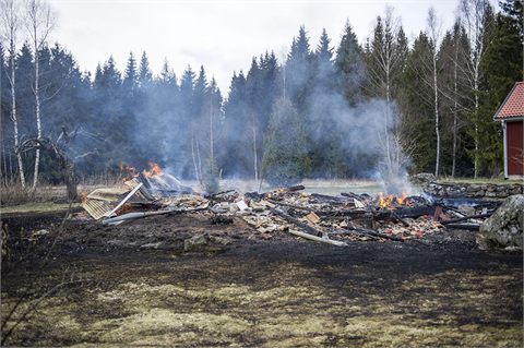 Mindre byggnad brann ner i Sätra Brunn