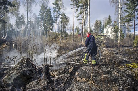 Gräsbrand hotade hus utanför fagersta
