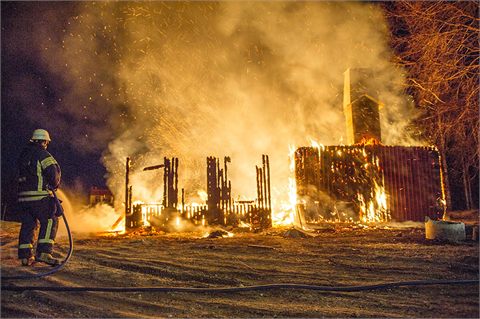 Byggnad totalförstörd i brand utanför Fagersta