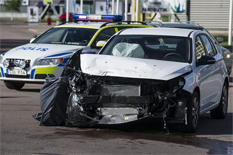 Två bilar i krock på Våxnäs