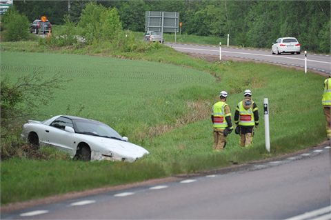 Sportbil av vägen på riksväg 63 norr om Vallagärdet