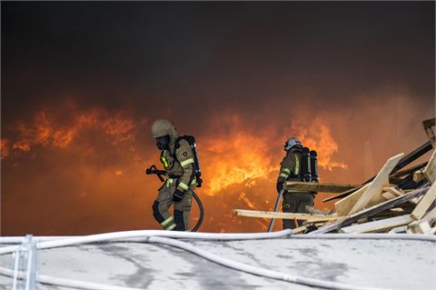 Stort pådrag efter brand på industriområde
