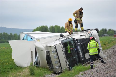 Lastbil i singelolycka på väg 240 utanför Molkom