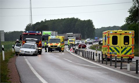 Personbil körde in i mitträcket på E20 i Vara