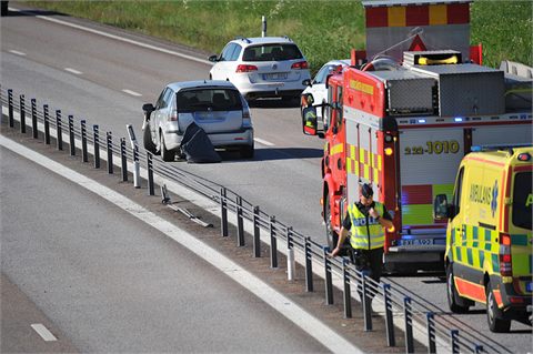 Lastbil och personbil i krock på riksväg 61 vid Hertzöga