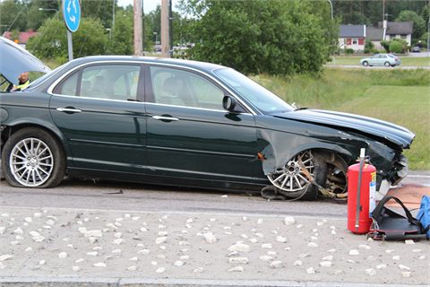 Bil körde genom rondell