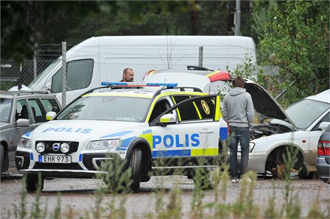 Larm om inbrott i bil