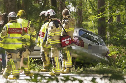 Personbil körde in i träd utanför Karlskrona