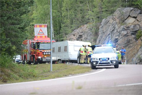 Bil och husvagn i räcket