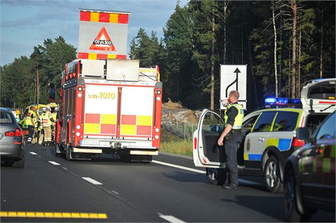 Skåpbil kolliderade med lastbil på E18 i Karlstad