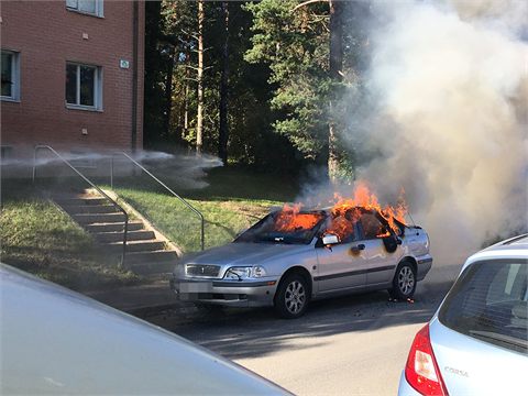 Bil totalförstörd i brand