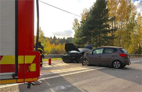Flera till sjukhus efter tvåbilskrock