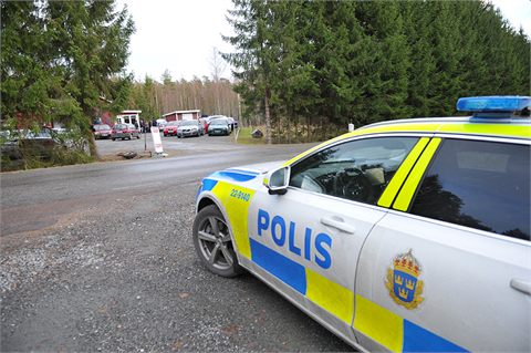 Bil körde in i husvägg på bilverkstad utanför Vålberg