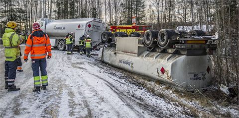 Tankbilssläp med diesel välte i Avesta