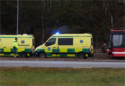Buss och bil i krock i Upplands Bro