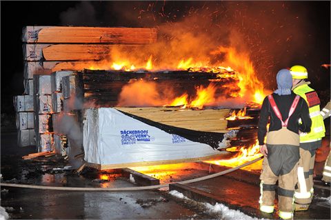 Kraftig brand i sågverk söder om Västra Ämtervik