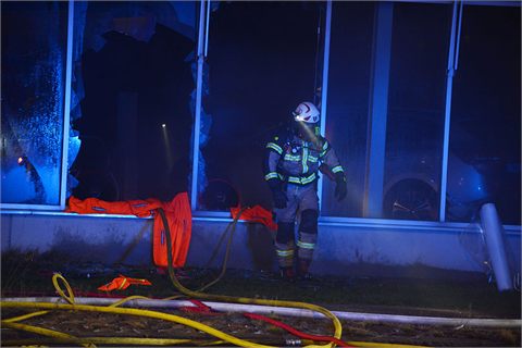 Bil började brinna i visningshall i Karlstad