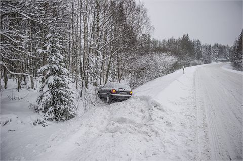 En till sjukhus efter kört in i träd utanför Norberg