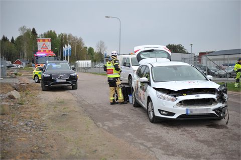 Två bilar i krock på Ilanda industriområde