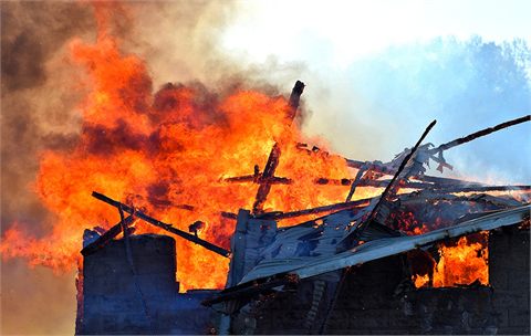 Skara: Ladugård övertänd i kraftig brand