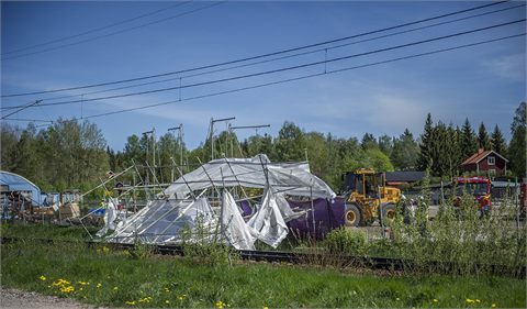 Byggställning har rasat och hamnat över tågspår