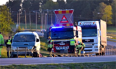 Skara: Bilist körde in i mitträcket på E20