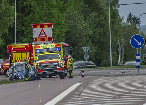 Bil körde in lyktstolpe utanför Avesta