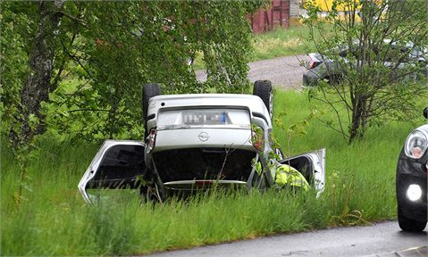 Götene: Bil voltade efter trebilskrock