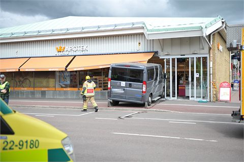 Skåpbil kraschade in i entré till apotek