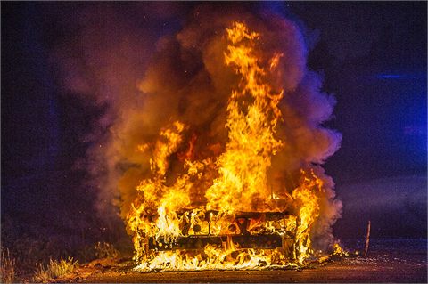 Bil fattade eld på riksväg 70